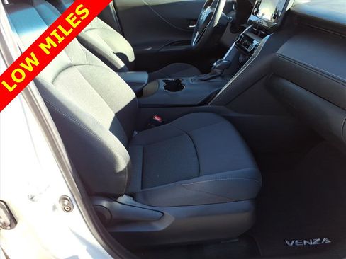 Used 2021 Toyota Venza LE w/ Carpet Mat Package (TMS) image 9