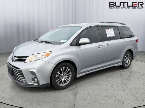 Used 2019 Toyota Sienna XLE Premium FWD image 2
