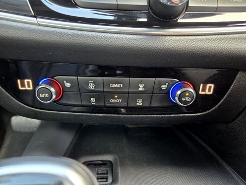 Used 2020 Buick Enclave Essence image 28