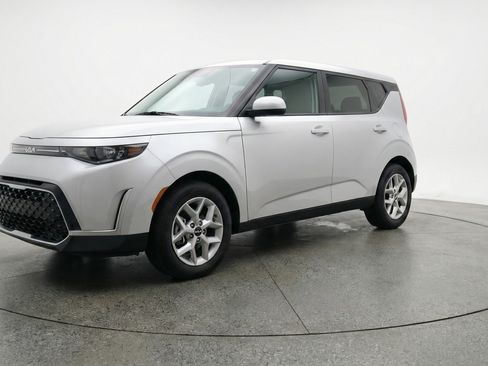 Used 2025 Kia Soul LX w/ LX Technology Package image 3