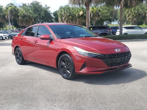 Used 2022 Hyundai Elantra SEL w/ Preferred Accessory Package FWD image 2