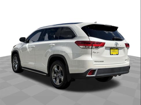 Used 2018 Toyota Highlander Limited Platinum FWD image 3