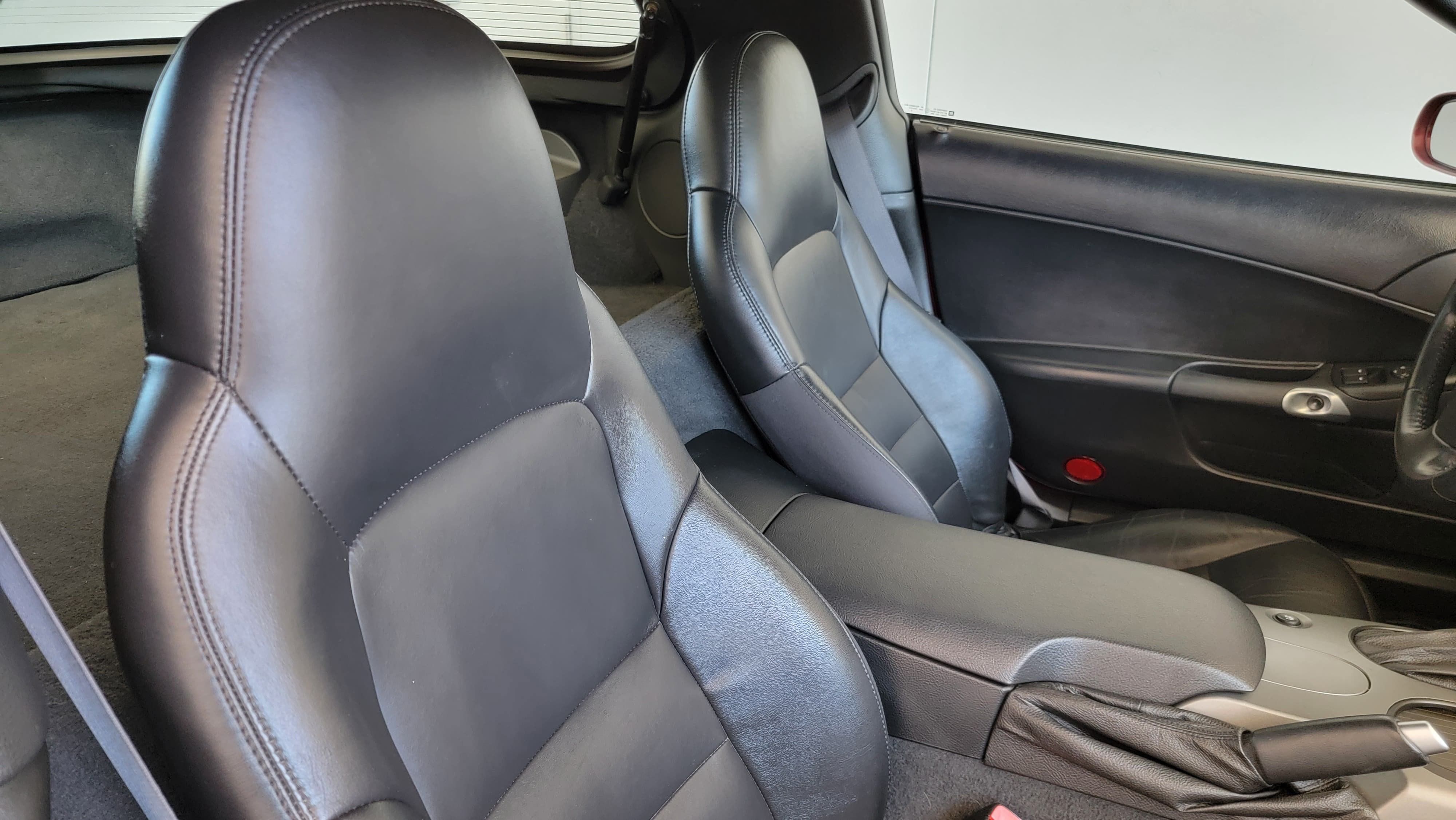 Used 2007 Chevrolet Corvette Coupe w/ Performance Package RWD image 13