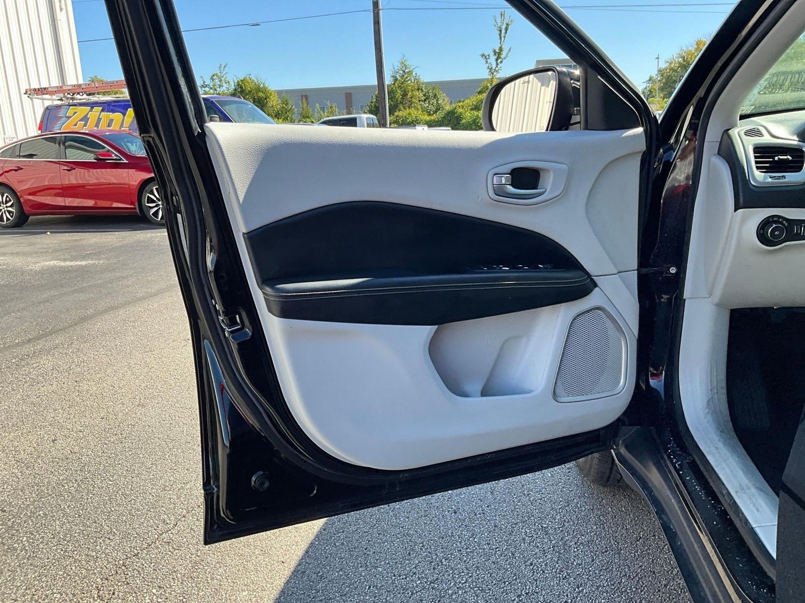 Used 2018 Jeep Compass Latitude w/ Popular Equipment Group FWD image 18