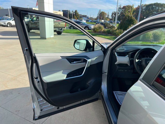 Used 2025 Toyota RAV4 XLE w/ Convenience Package AWD/4WD image 26