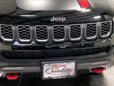 Used 2025 Jeep Compass Trailhawk w/ Sun & Sound Group AWD/4WD image 30