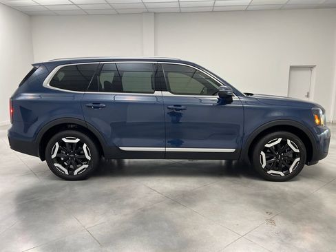 Used 2024 Kia Telluride EX w/ EX Captain's Chair Package image 8
