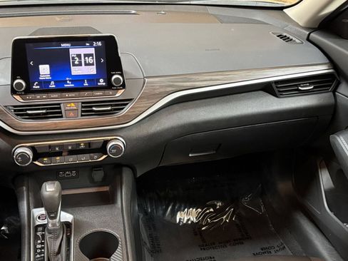Used 2025 Nissan Altima 2.5 SV FWD image 35