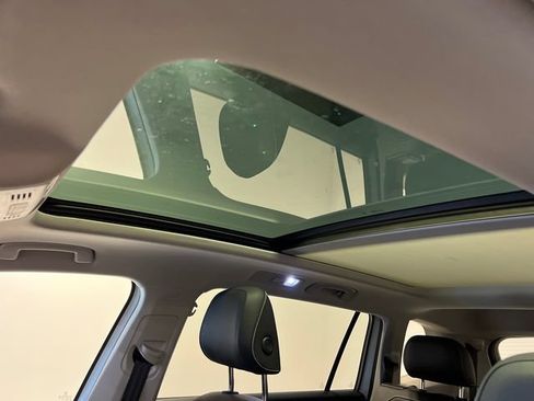 Certified 2023 Volkswagen Tiguan SE w/ Panoramic Sunroof Package FWD image 28
