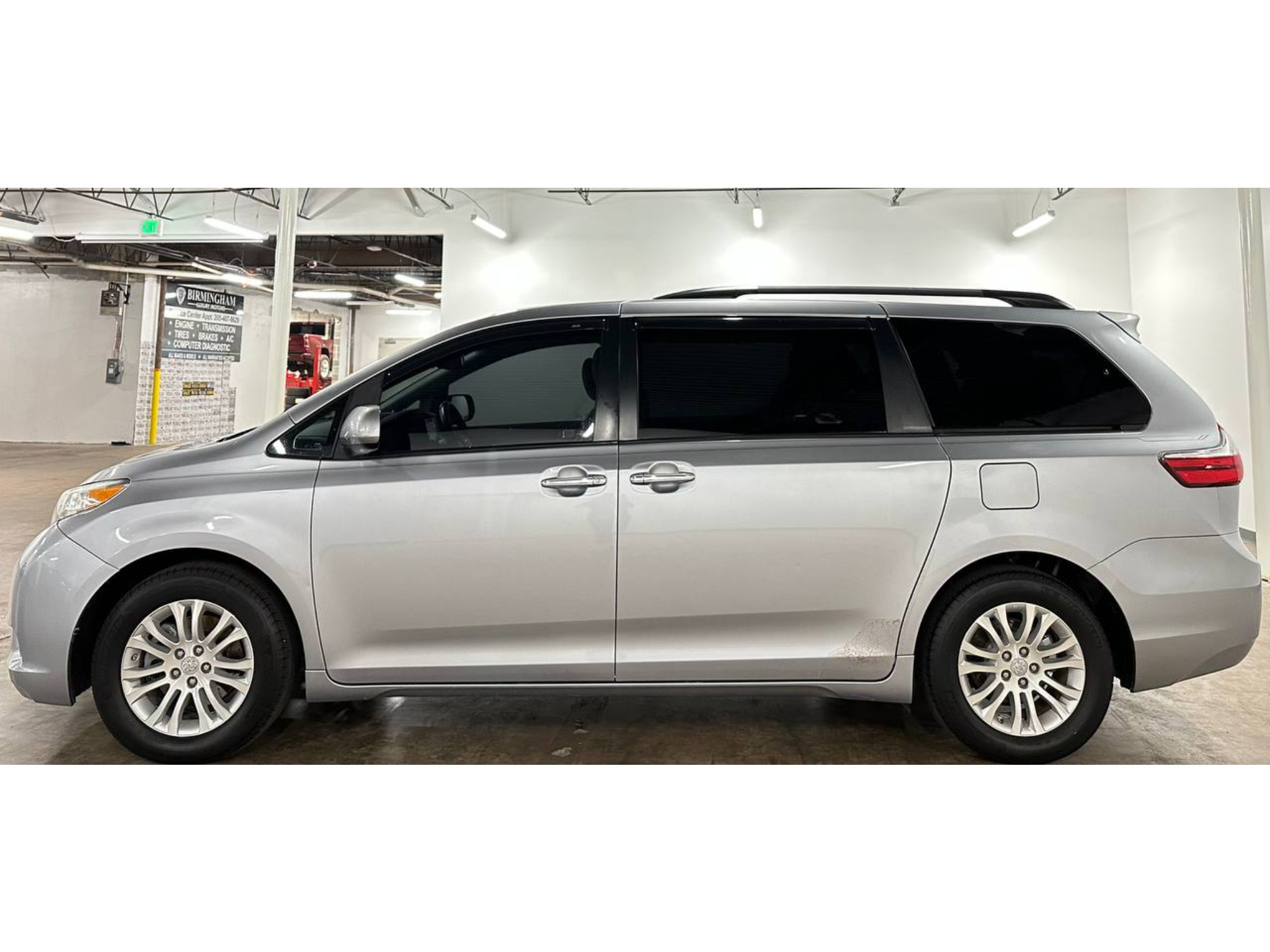 Used 2017 Toyota Sienna XLE w/ XLE Navigation Package FWD image 8