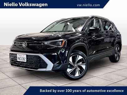 Used 2025 Volkswagen Taos SE w/ Panoramic Sunroof Package