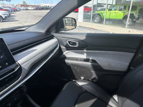 Used 2024 Jeep Compass Latitude image 29