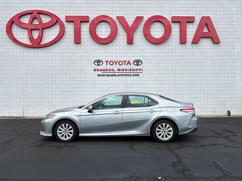 Used 2019 Toyota Camry LE w/ Convenience Package FWD image 4