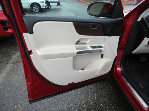 Used 2022 Mercedes-Benz GLB 250 4MATIC image 5