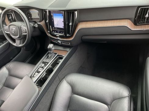 Used 2021 Volvo XC60 T5 Momentum w/ Premium Package image 29