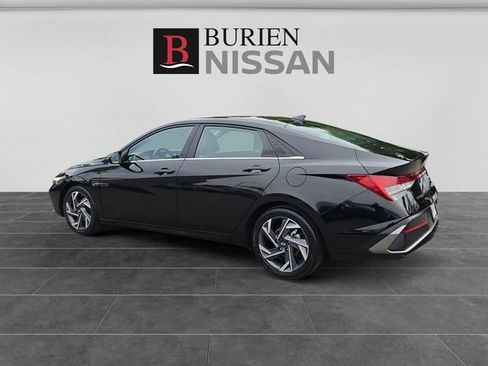 Used 2025 Hyundai Elantra Limited FWD image 3