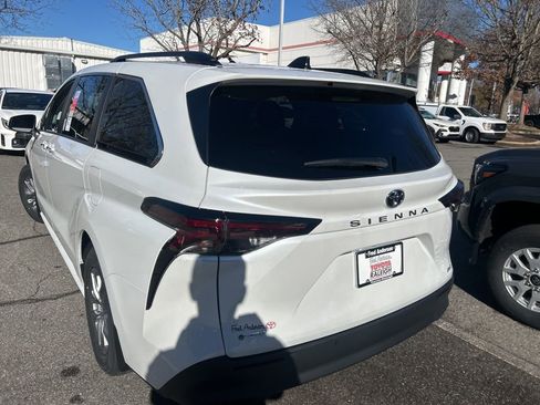 New 2026 Toyota Sienna XLE image 17