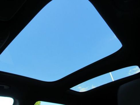 Used 2022 Mercedes-Benz GLB 250 w/ Premium Package Lite image 7