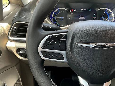 Used 2023 Chrysler Pacifica Touring-L FWD image 12