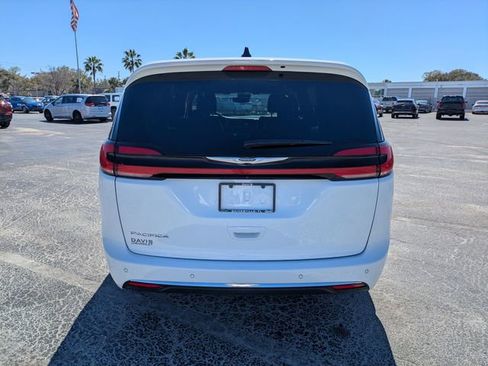 Used 2025 Chrysler Pacifica Select image 6