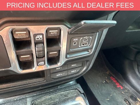 Used 2018 Jeep Wrangler Unlimited Sahara AWD/4WD image 6