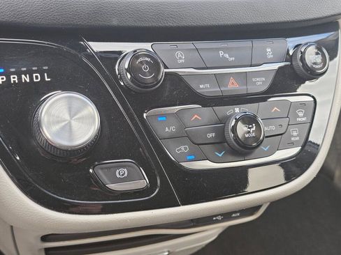 Used 2019 Chrysler Pacifica Touring-L FWD image 26