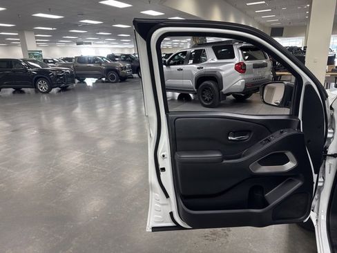 Used 2023 Nissan Frontier SV w/ SV Convenience Package image 15
