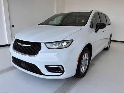 Used 2025 Chrysler Pacifica Select FWD image 18