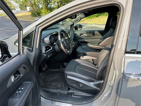 New 2025 Chrysler Pacifica Select image 37