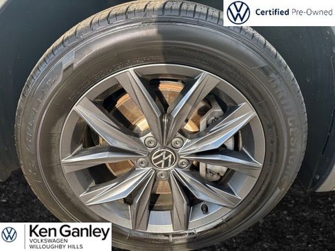 Used 2023 Volkswagen Tiguan SE w/ Panoramic Sunroof Package image 9