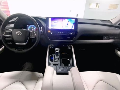Used 2025 Toyota Grand Highlander AWD image 8