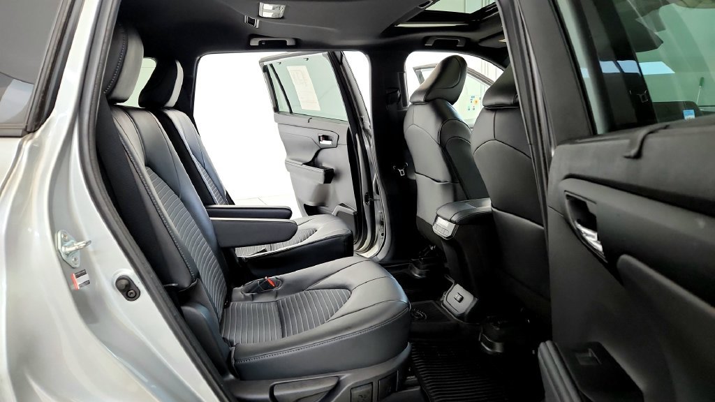 Used 2023 Toyota Highlander XSE AWD/4WD image 18