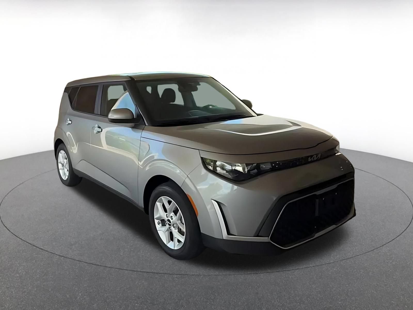Used 2025 Kia Soul LX w/ LX Technology Package FWD image 3