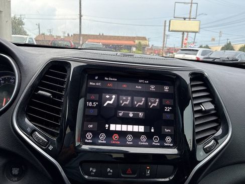 Used 2019 Jeep Cherokee Limited w/ Luxury Group FWD image 21