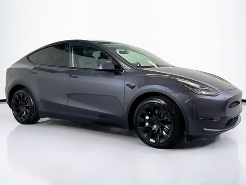 Used 2022 Tesla Model Y Long Range AWD/4WD image 3