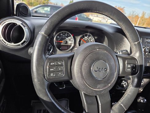 Used 2013 Jeep Wrangler Unlimited Sahara w/ Connectivity Group AWD/4WD image 27