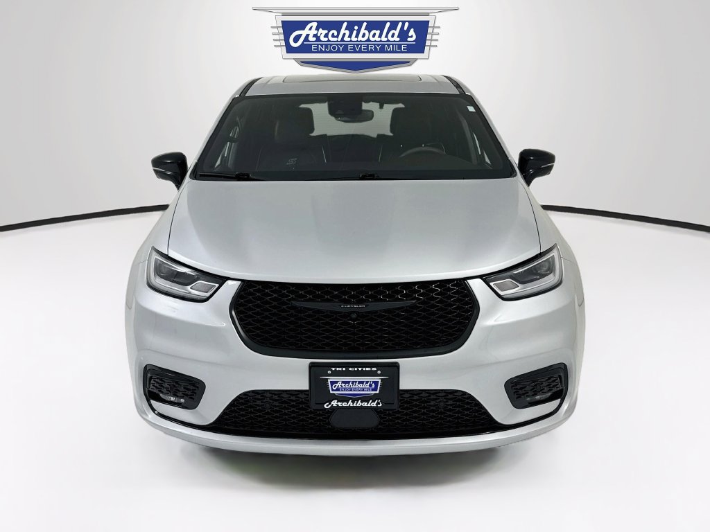 Used 2023 Chrysler Pacifica Limited w/ S Appearance Package FWD image 2