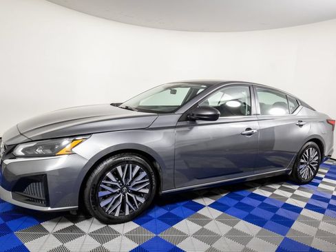 Used 2024 Nissan Altima 2.5 SV FWD image 2