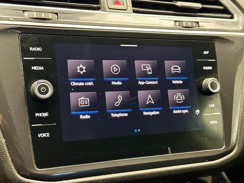 Used 2022 Volkswagen Tiguan SE image 10
