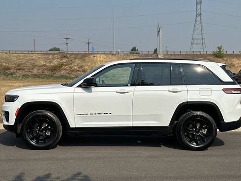 Used 2024 Jeep Grand Cherokee Altitude AWD/4WD image 6