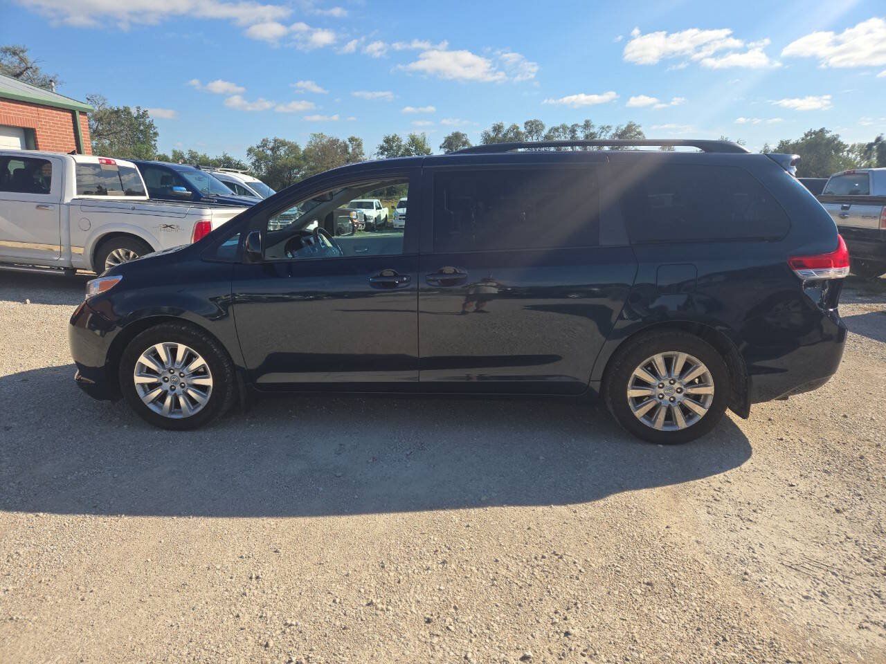 Used 2011 Toyota Sienna XLE AWD/4WD image 5