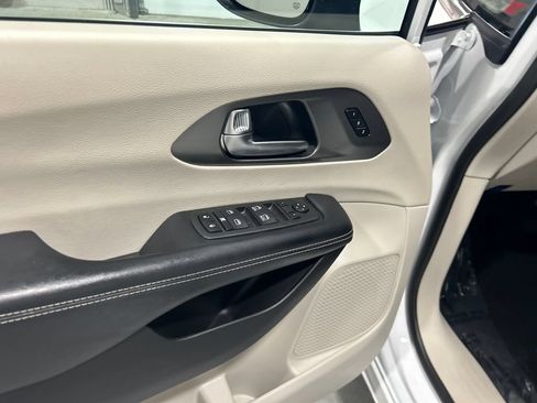 Used 2023 Chrysler Pacifica Touring-L FWD image 14