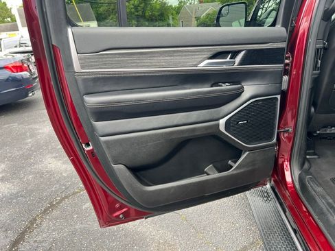 Used 2024 Jeep Wagoneer L Series II w/ Flexible Seating Group AWD/4WD image 18