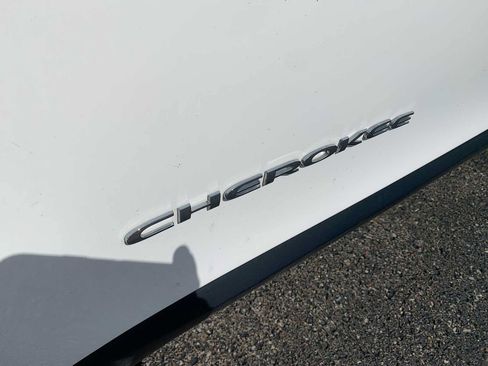 Used 2019 Jeep Cherokee Latitude w/ Popular Appearance Group FWD image 28