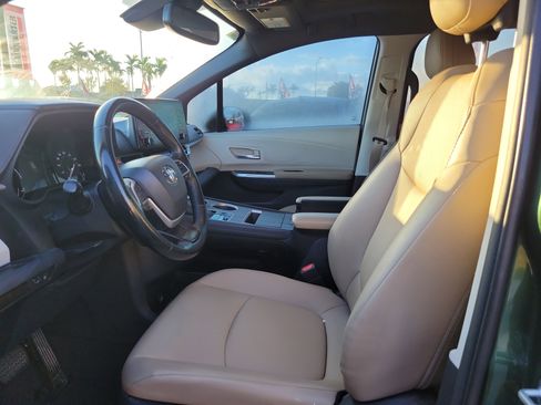 Used 2022 Toyota Sienna XLE image 19