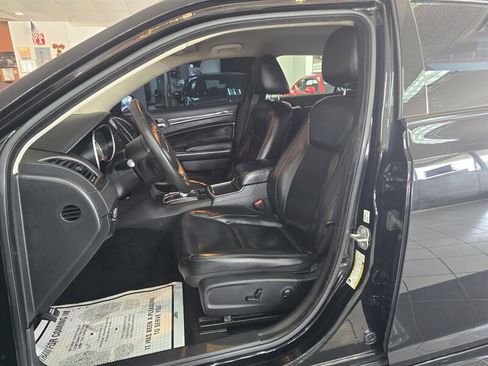 Used 2022 Chrysler 300 Touring L image 9