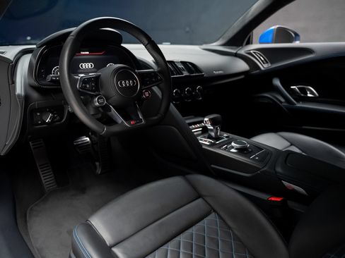 Used 2017 Audi R8 V10 w/ Carbon Exterior Package AWD/4WD image 2
