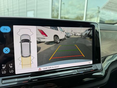 Used 2025 Volkswagen Atlas SE image 32