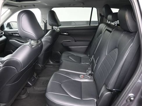 Used 2023 Toyota Highlander XLE AWD/4WD image 26