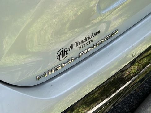 Used 2023 Toyota Highlander Limited FWD image 7